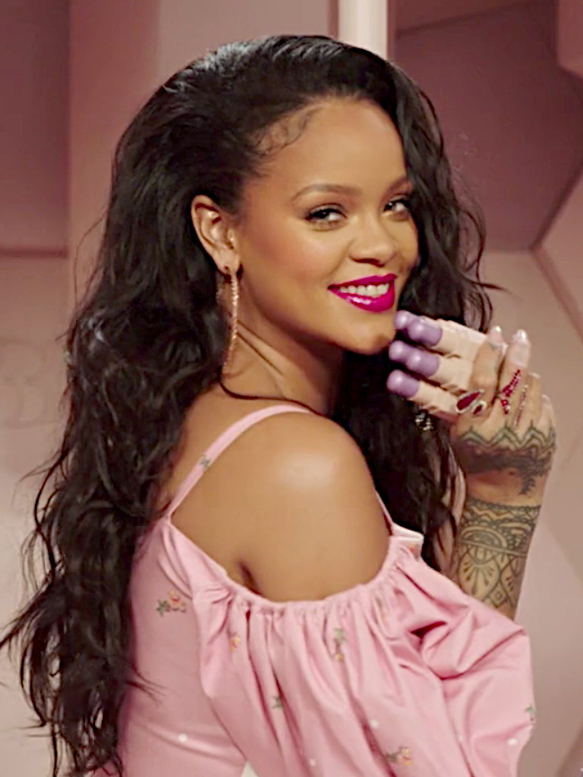 Rihanna – Chanteuse, actrice et entrepreneuse, connue pour des tubes comme « Umbrella » et « Work »
