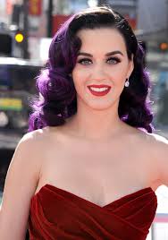 Katy Perry – Auteure-compositrice-interprète, connue pour des tubes comme « Firework » et « Roar »
